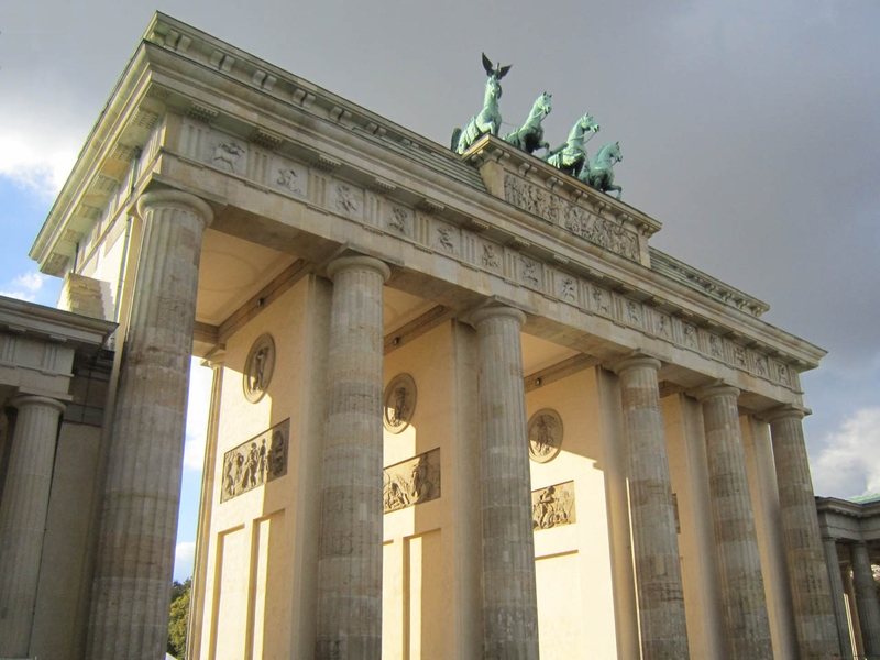 I took this pic on last years German Unity Day - the American embassy is directly behind me